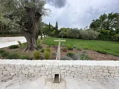 Maçons paysagistes pour création en pierre dans les Alpilles 13430, pour des aménagements extérieurs authentiques et durables