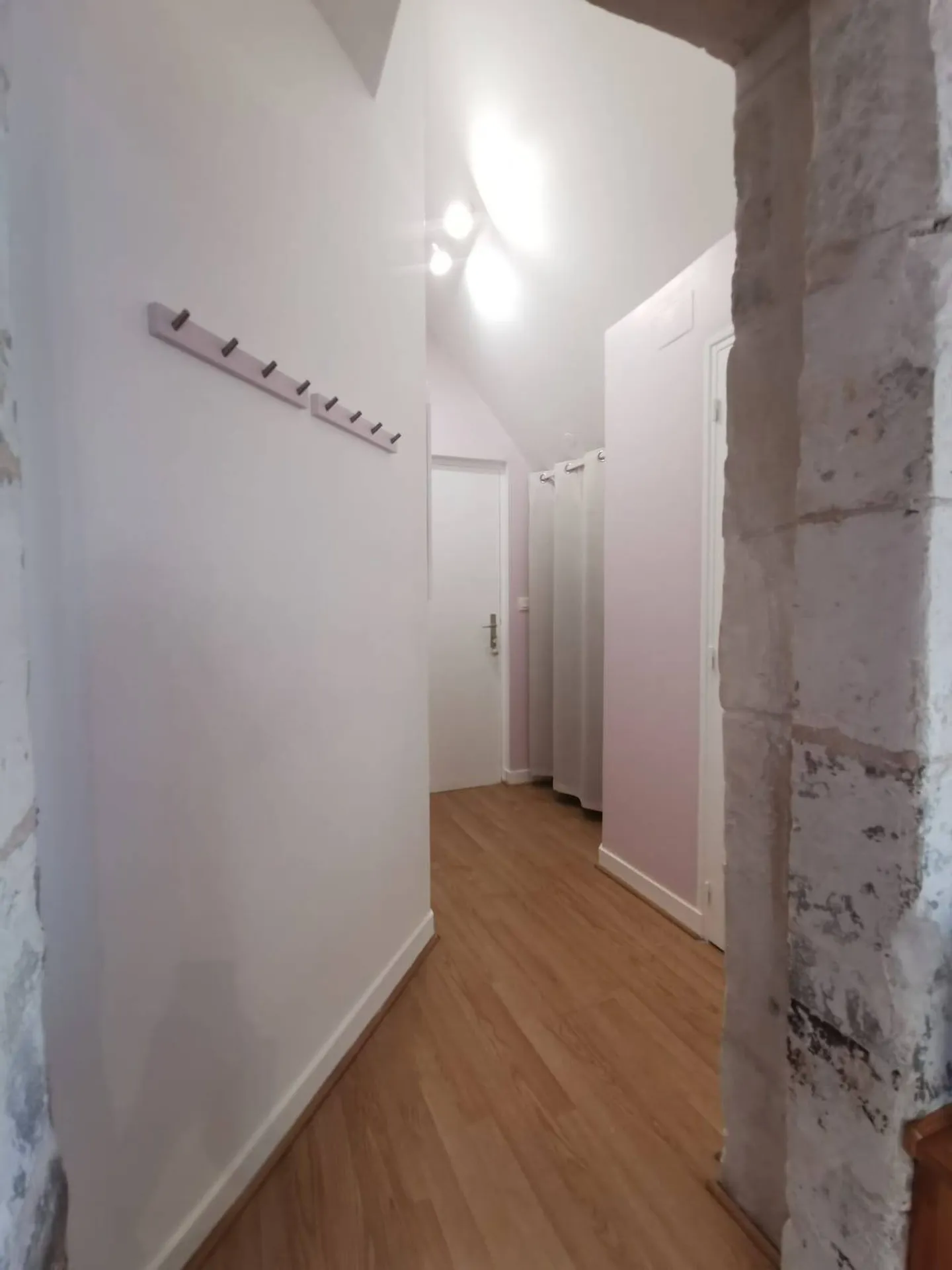 Vente d'un magnifique appartement, type F1, entièrement restauré, idéalement situé dans le cadre authentique d’Honfleur 14600 à quelques pas des commodités.