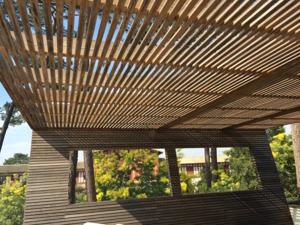 Verrière type, atelier, claustra sur- mesure ainsi qu'un paravent en bois ou en acier, sur Bordeaux et Arcachon