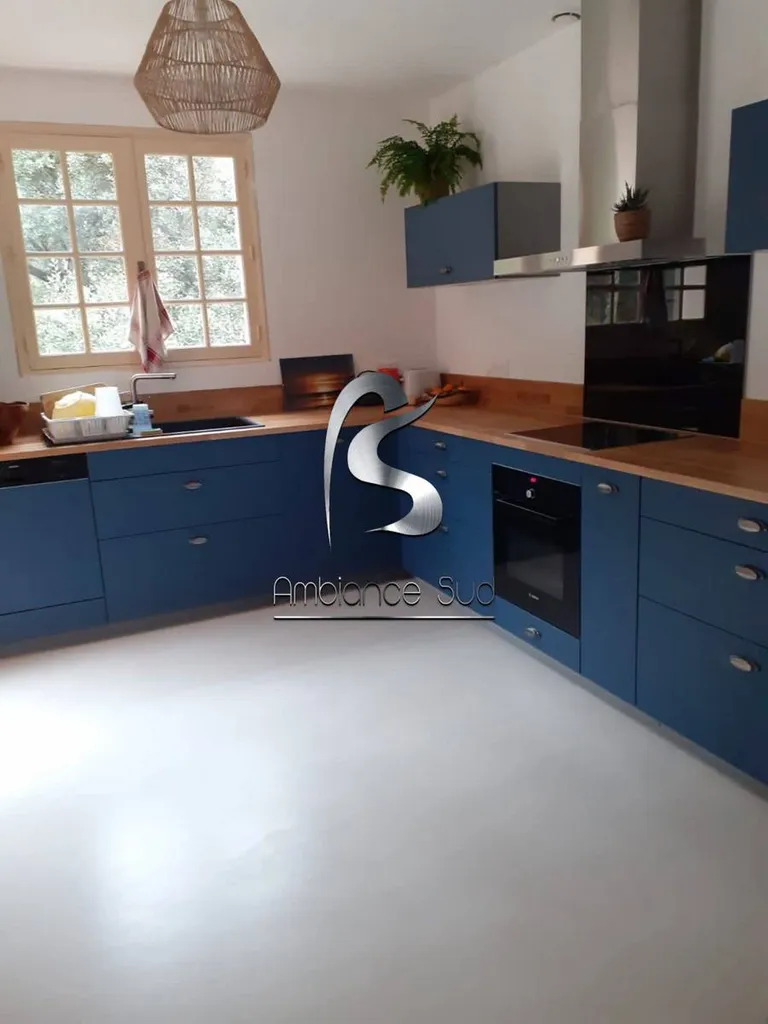 Pose de béton ciré pour sol de cuisine près de Brignoles dans le Var 83