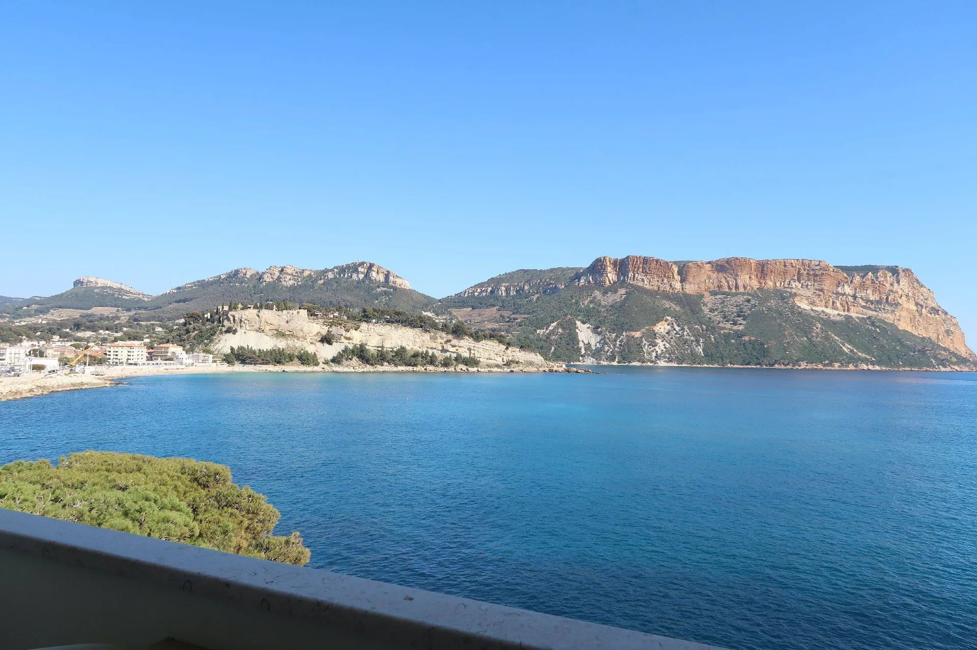 Appartement 2/3 Cassis en front de mer avec terrasse, cave et garage