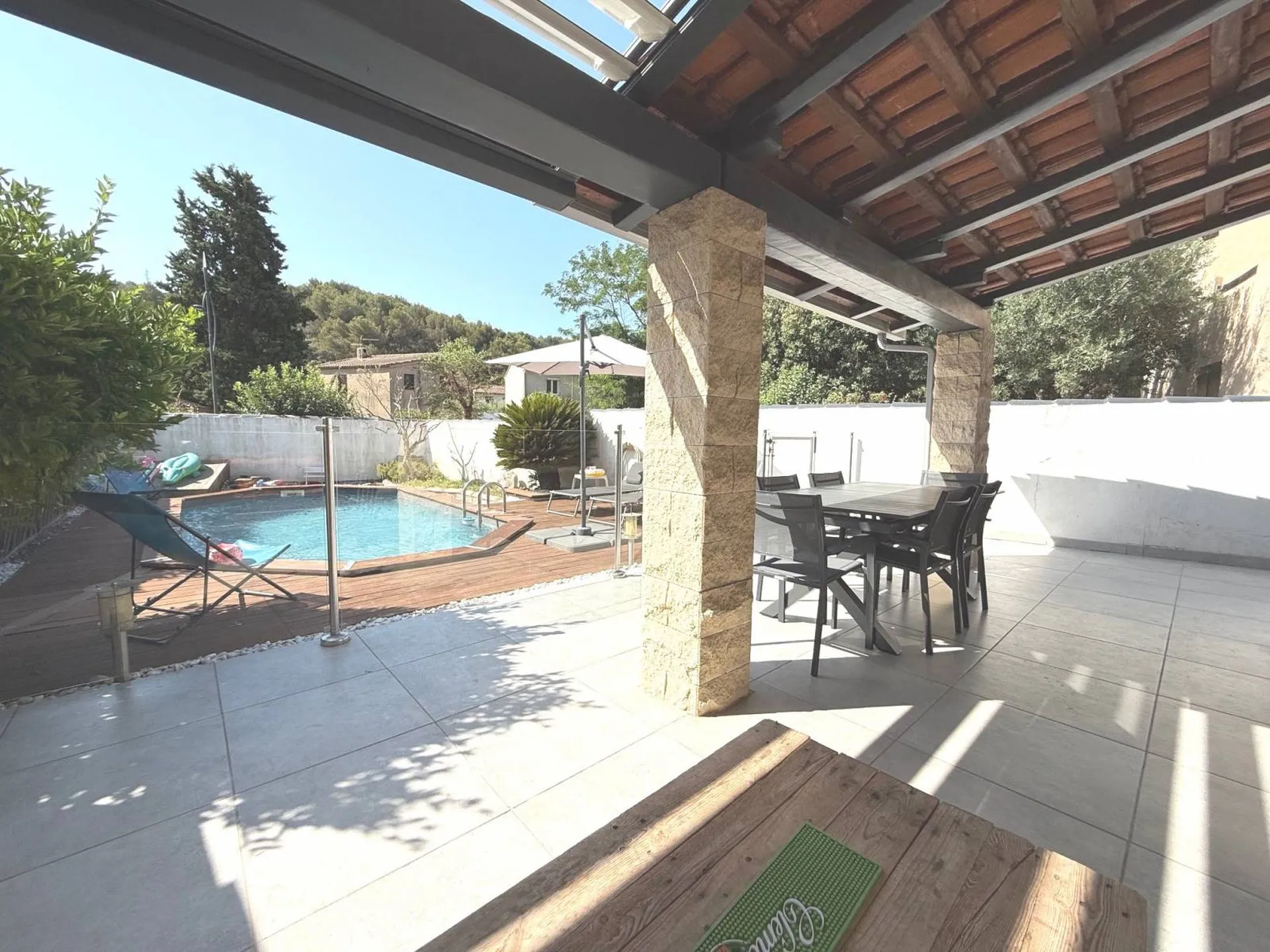 Terrasse et piscine pour cette coquette maison à Carnoux en Provence