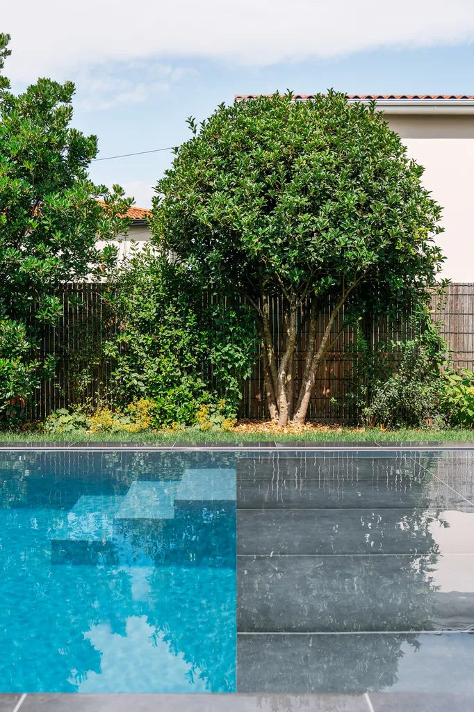 Aménagement paysager complet avec piscine, spa et plantations dans un jardin contemporain à Fleurieu-sur-Saône (69250)