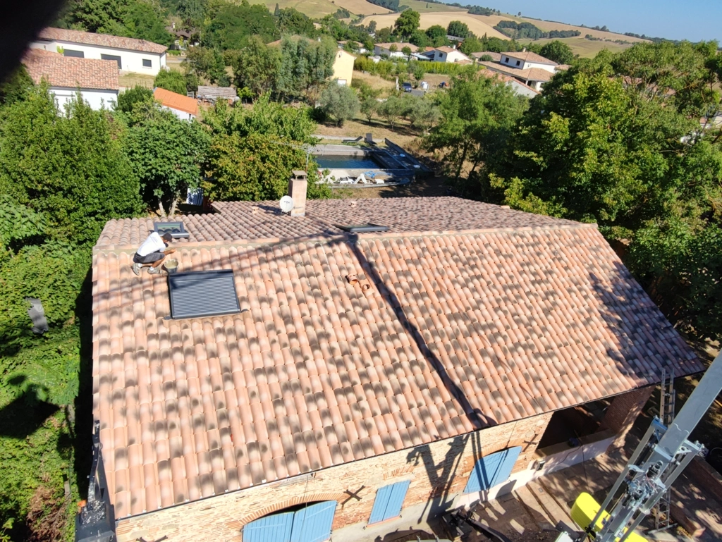 Réfection de toiture en tuile Monier avec fenêtres de toit Velux et gouttières en zinc à Saint Sulpice la Pointe