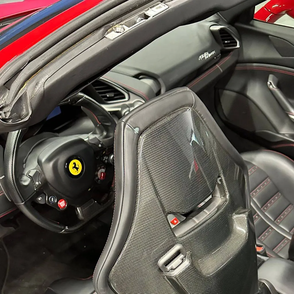 Réparation et repigmentation du cuir sur une Ferrari 488 Spider à Le Mans (72)