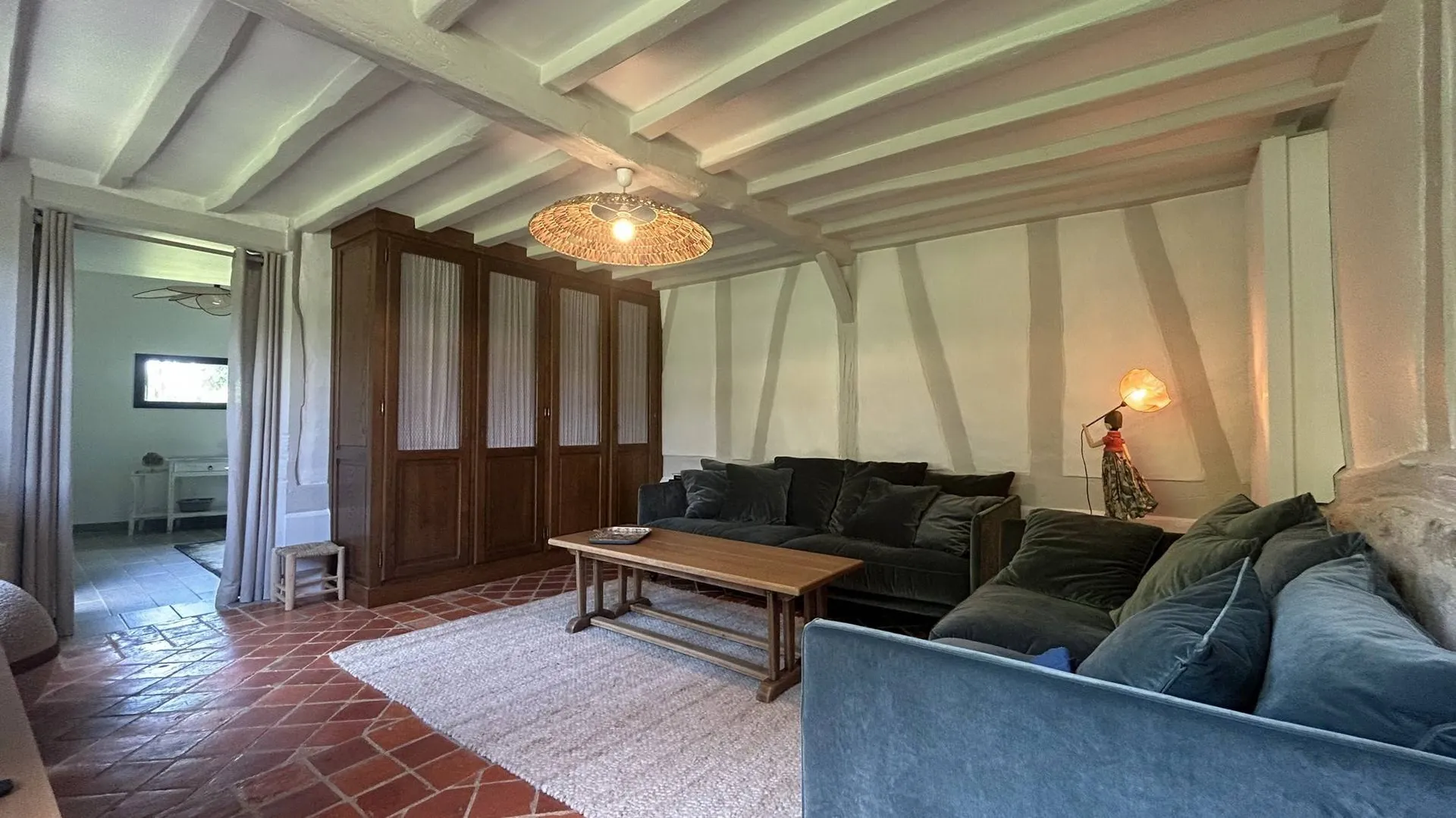 Vends une chambre en rez-de-chaussée spacieuse et lumineuse – Un vrai cocon de confort avec vue sur le jardin.