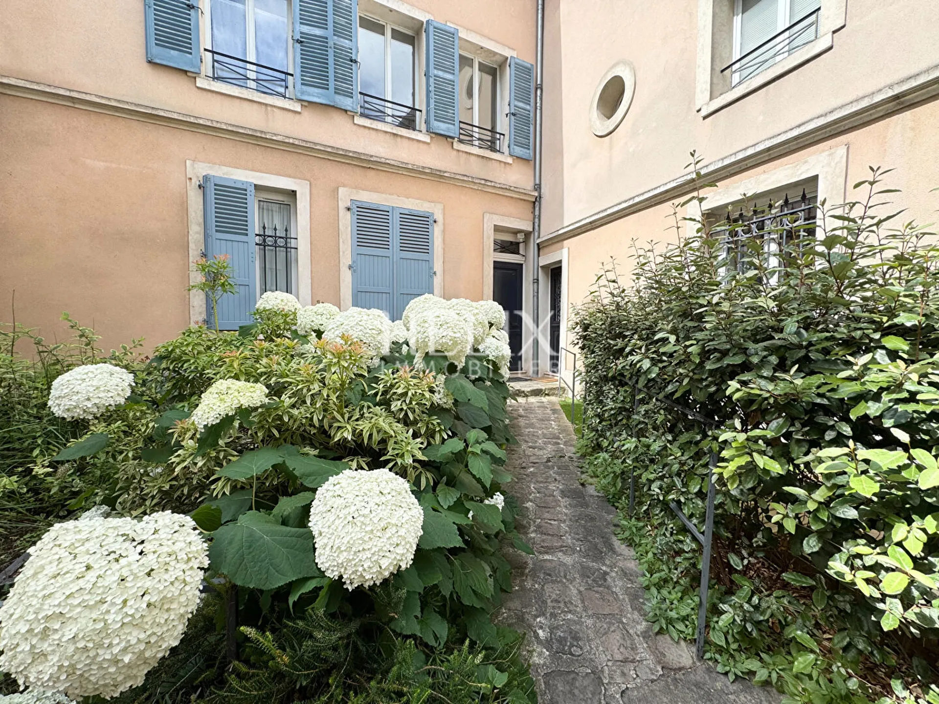 A louer centre ville de Saint Germain en Laye, un bel appartement deux pièces dans un immeuble ancien bien entretenu, à 5 mn à pied du RER A. 