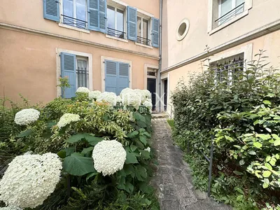A louer centre ville de Saint Germain en Laye, un bel appartement deux pièces dans un immeuble ancien bien entretenu, à 5 mn à pied du RER A. 