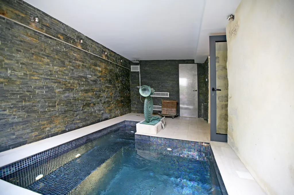 Maison de village avec cour et piscine intérieure à vendre
