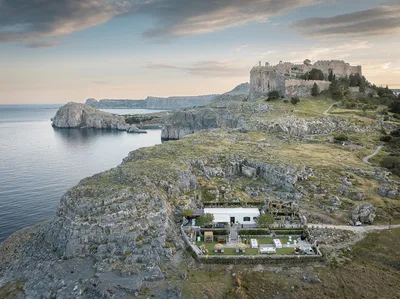 Un mariage civil organisé sur le parvis d'une chapelle blanche les pieds dans l'eau à Rhodes en Grèce