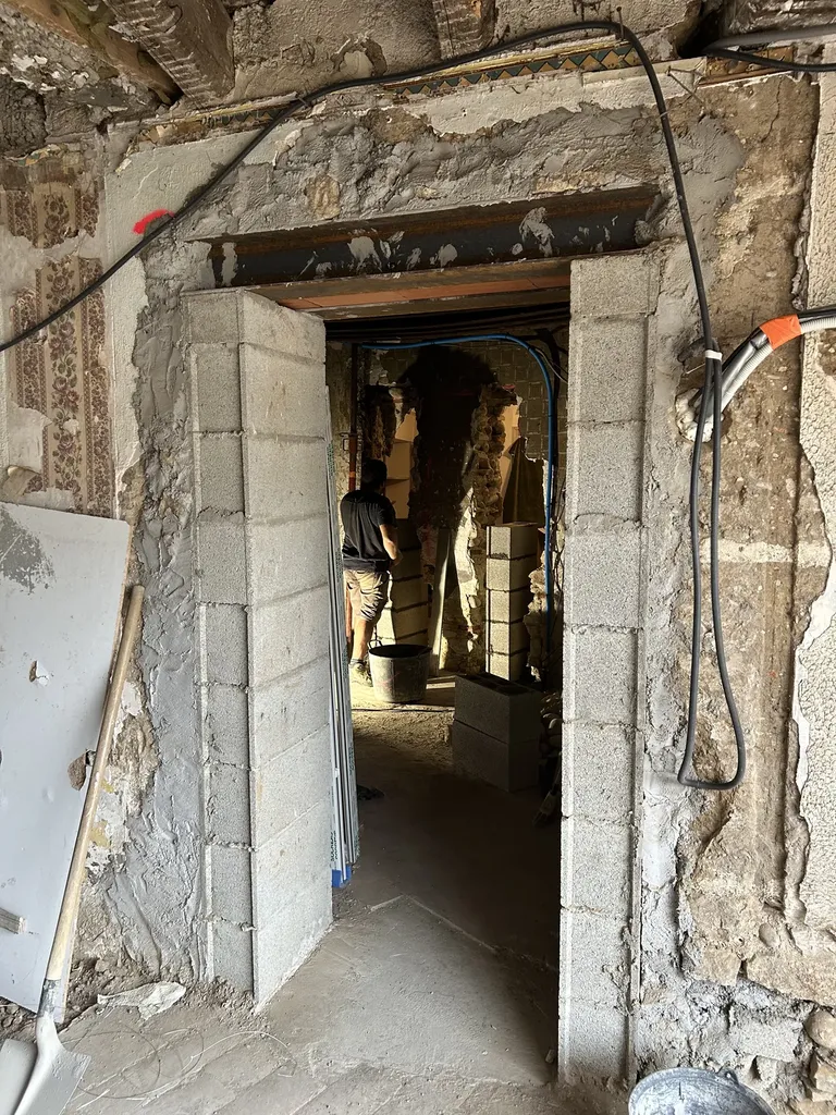 Préparation du réseau électrique avant isolation thermique intérieure (ITI) dans un chantier de rénovation à Lyon