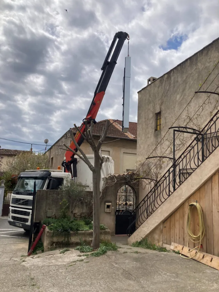 levage de la plateforme verticale Strategos dans une rue de Pertuis