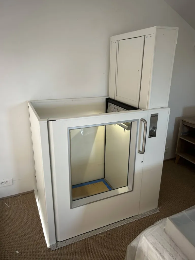 750x80 mm pour cet ascenseur de maison en intérieur NAMILIFT PL 400 à Rognac près de Marseille