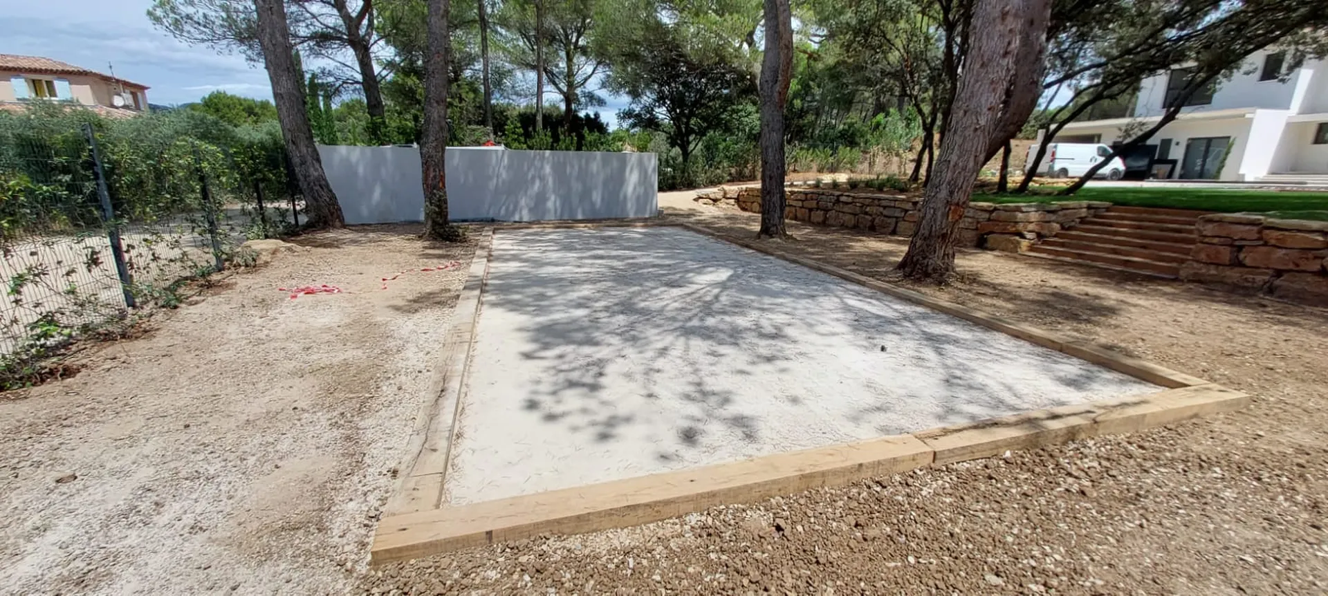 Création d’un terrain de pétanque sous une pinède pour une maison à Velaux