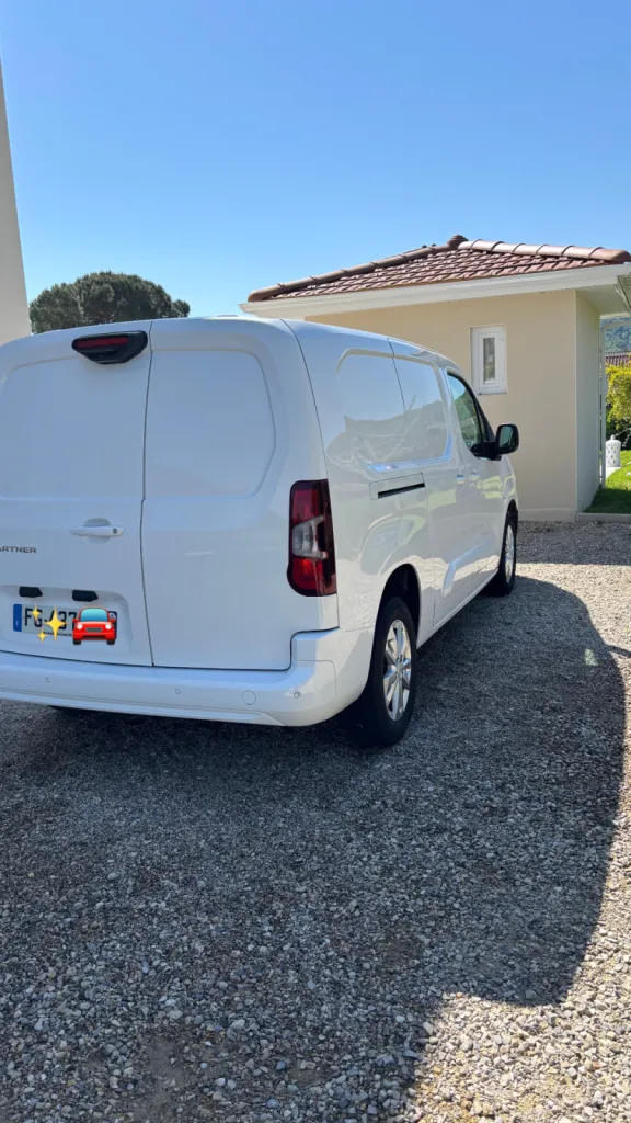 Polissage professionnel avec restauration de brillance sur ce Peugeot Partner à Saint Maurice de L'Exil