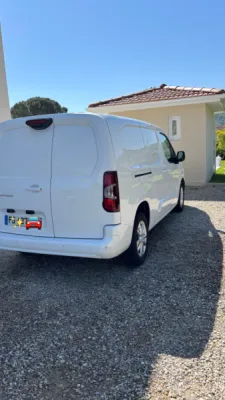 Polissage professionnel avec restauration de brillance sur ce Peugeot Partner à Saint Maurice de L'Exil