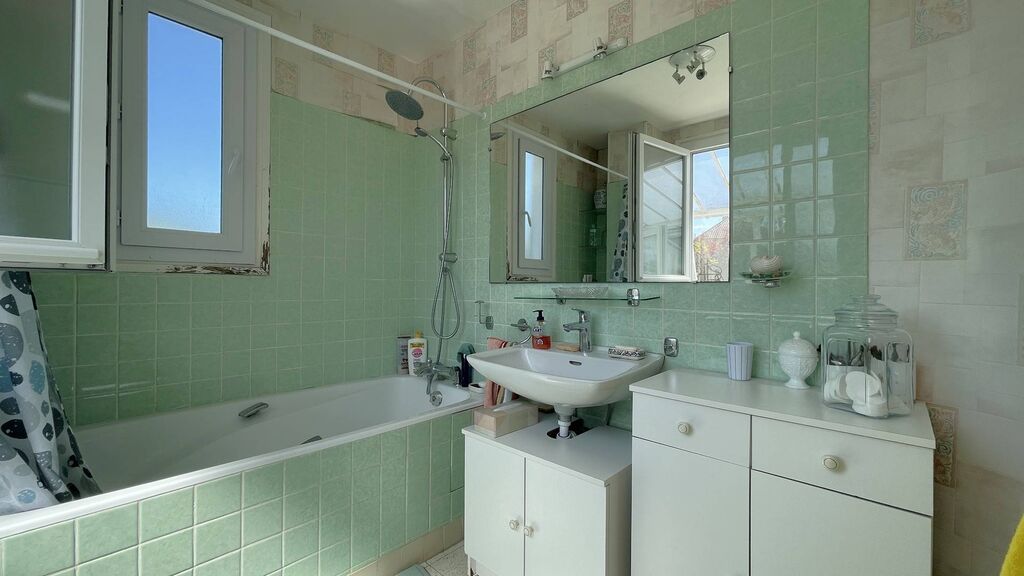 Maison à étage avec accès rez-de-jardin – à vendre en Normandie : Deux niveaux de vie distincts, parfaits pour accueillir famille et amis.