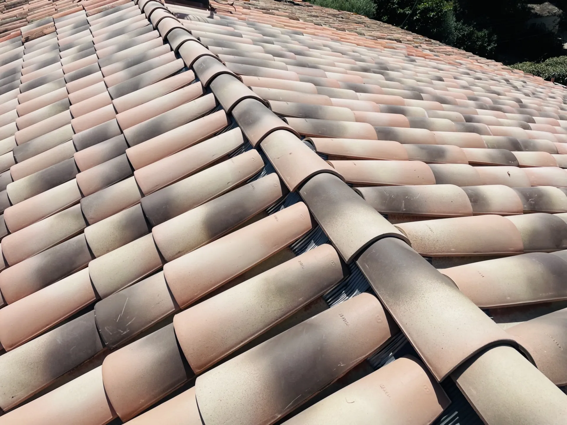 Couvreur pour changement de toiture de maison suite à de multiples fuites à Aix les Milles 13290