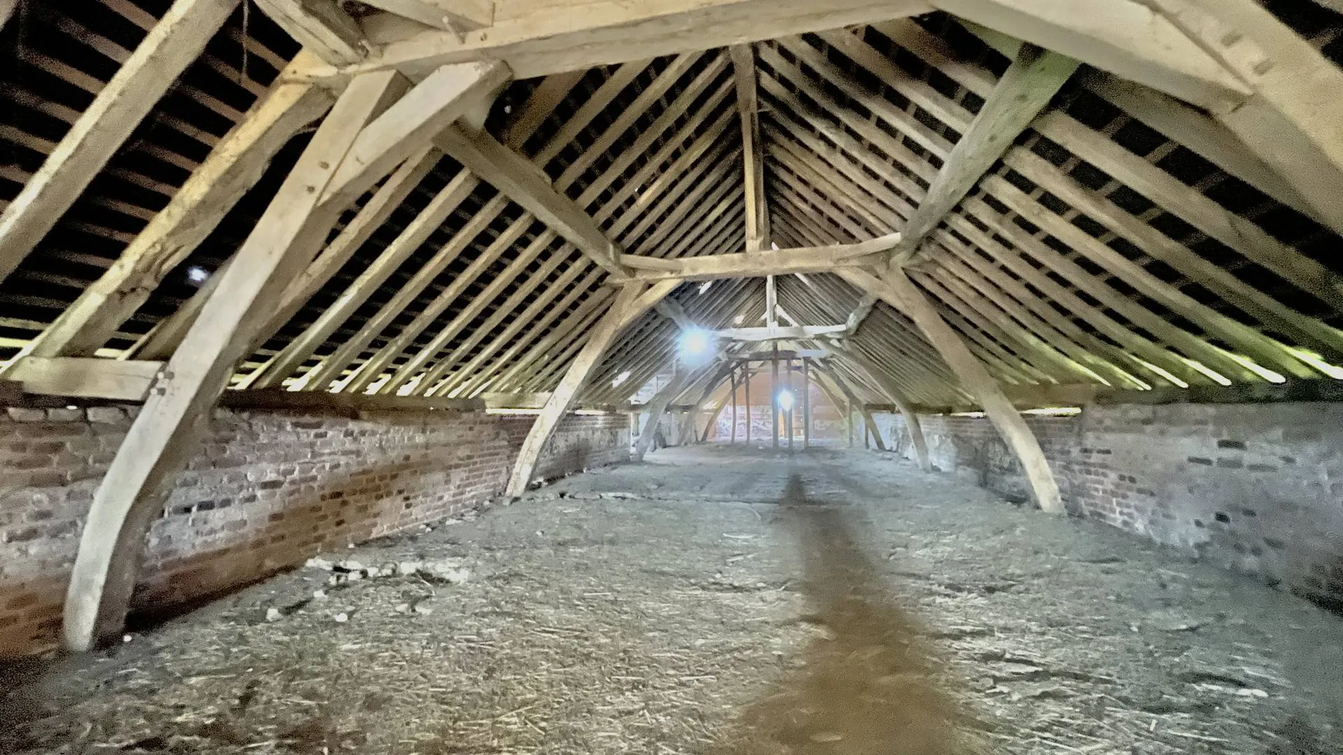 À réhabiliter aux Grandes-Ventes : Grange de caractère : Une belle base pour un projet mêlant authenticité et modernité.