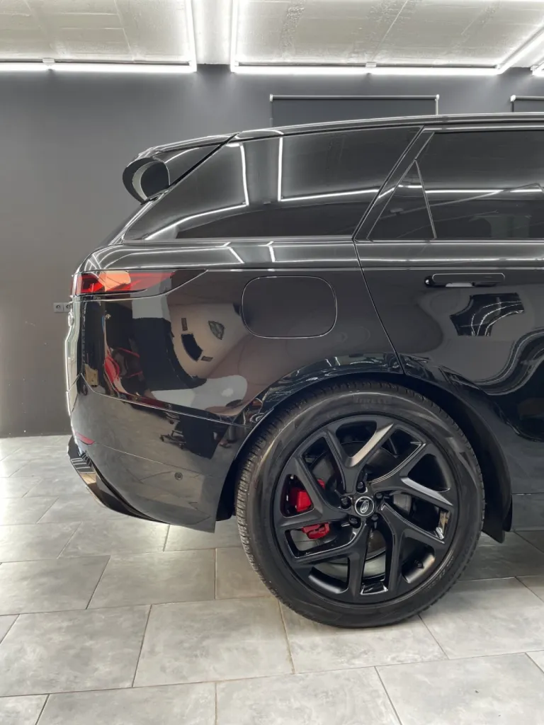 Polissage et Protection Céramique Gtechniq : L'ultime traitement pour sublimer votre Range Rover Sport P400e par Riviera Detailing