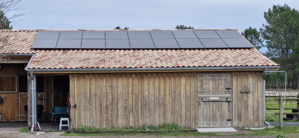 Fourniture et pose de panneaux solaires déportés : l'installation sur écurie pour l'autoconsommation sur la commune de Belin-Béliet.