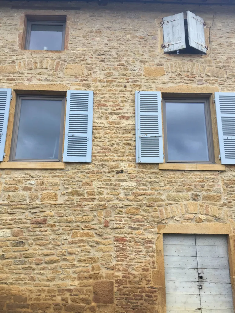 remplacement de fenêtres alu 1 seul vantail pour apporter isolation et lumière à denicé dans le beaujolais