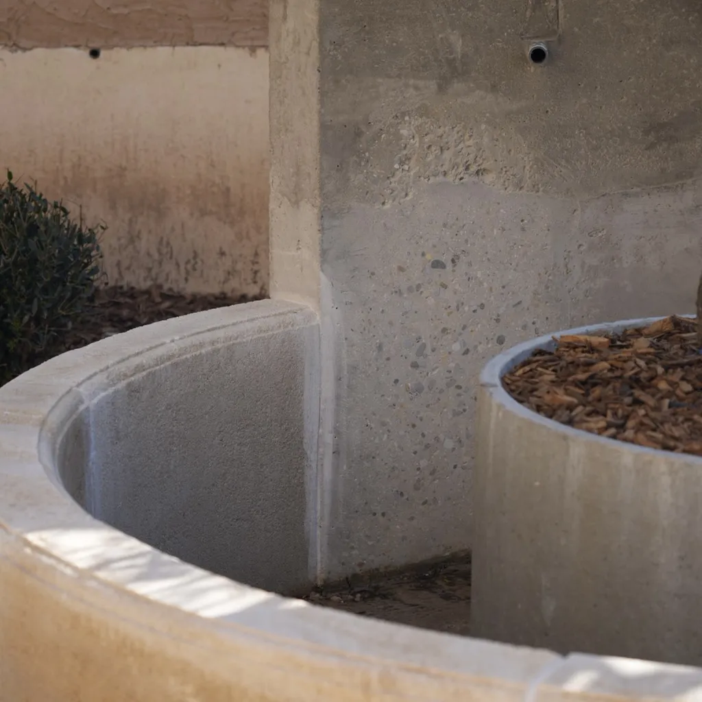Détail de la structure et des finitions de la fontaine à débordement