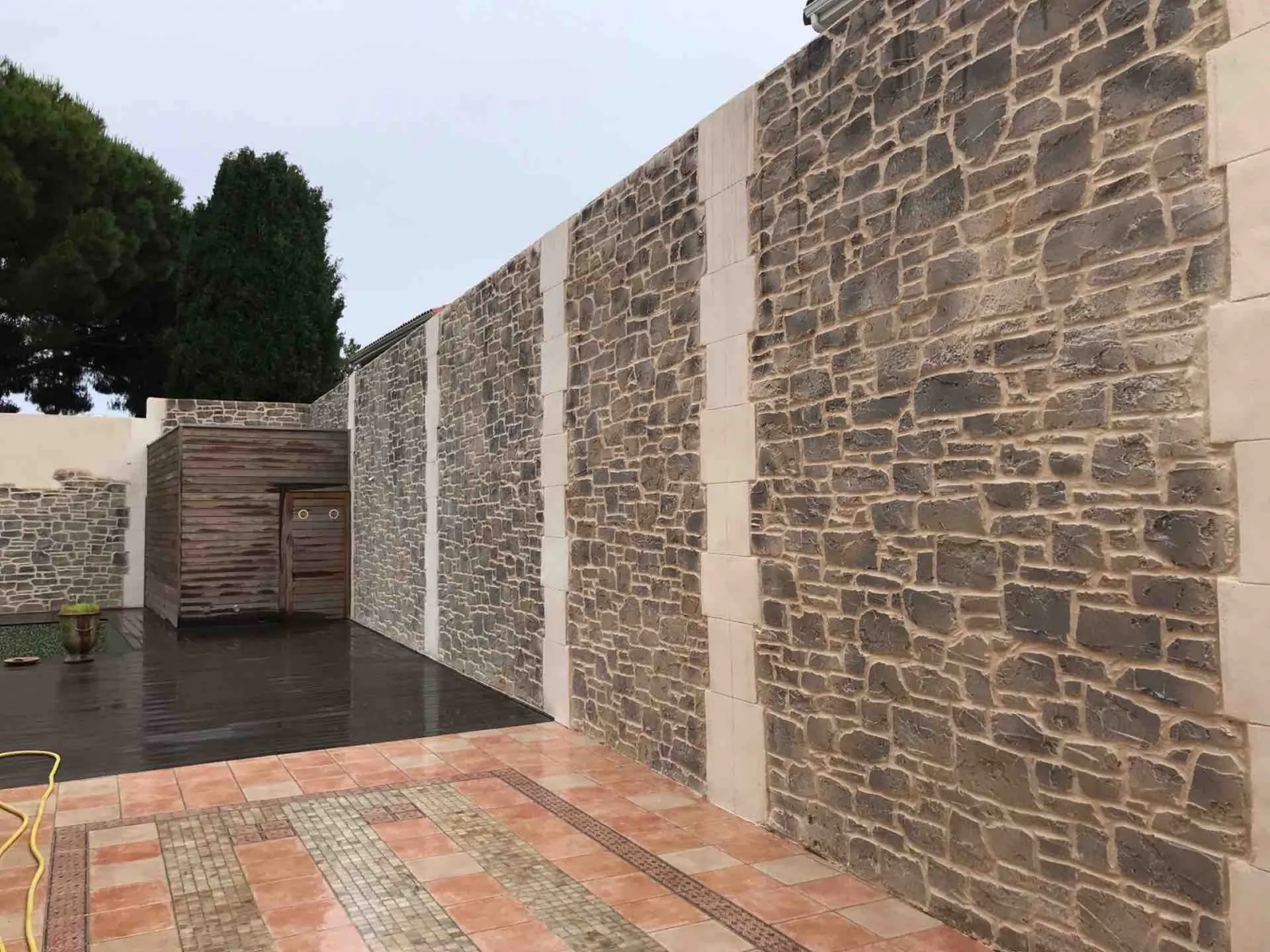 clôtures en cascades de pierres avec piliers sur joints de dilatation à Marseillan 