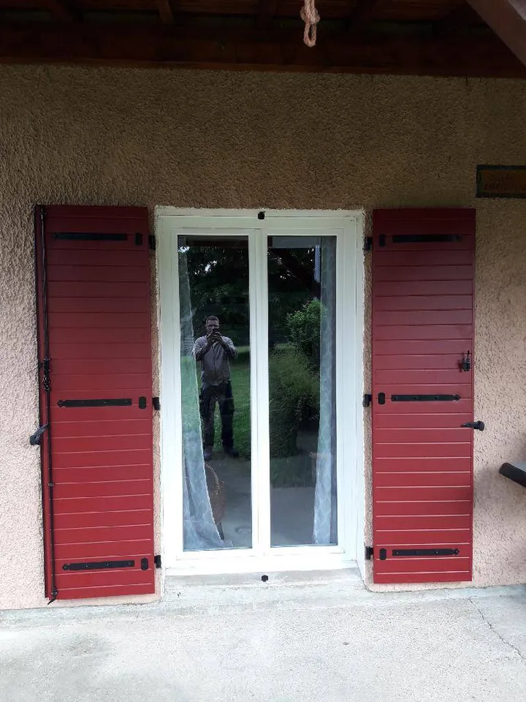 Installation de volets battants aluminium isolé style provençal à Chazay d'Azergues