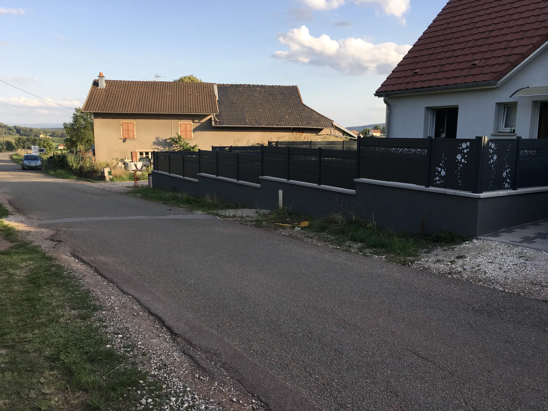 CLÔTURE EN ALUMINIUM SB CONCEPT , à panneaux pleins et décoratifs , colorie 7016 , à CHALONVILLARS