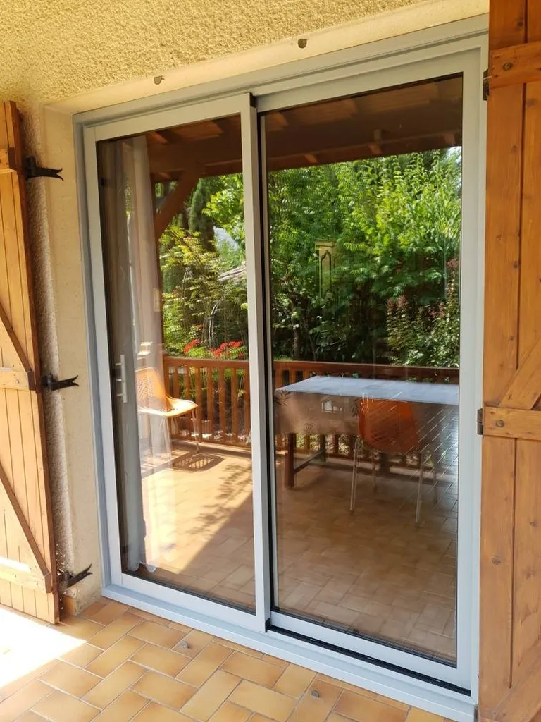 Pose de baie vitrée 2500/2100 en PVC ;