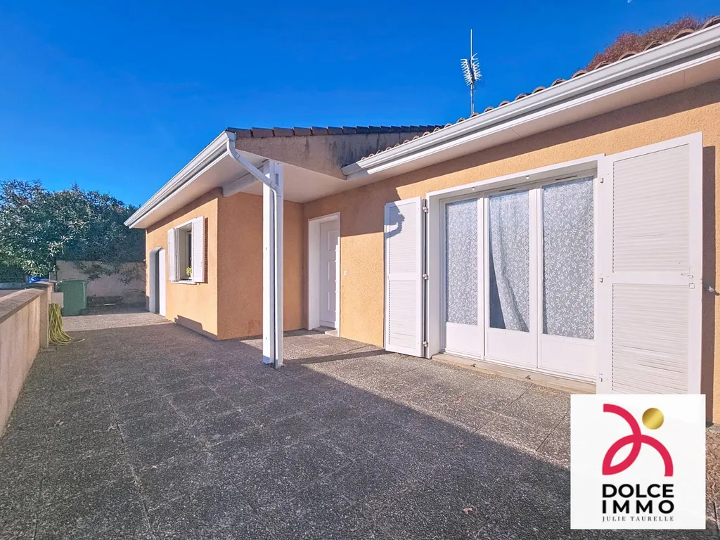 Salon lumineux avec grandes fenêtres et parquet, idéal pour une maison à vendre à Mérignac dans un quartier calme et résidentiel.