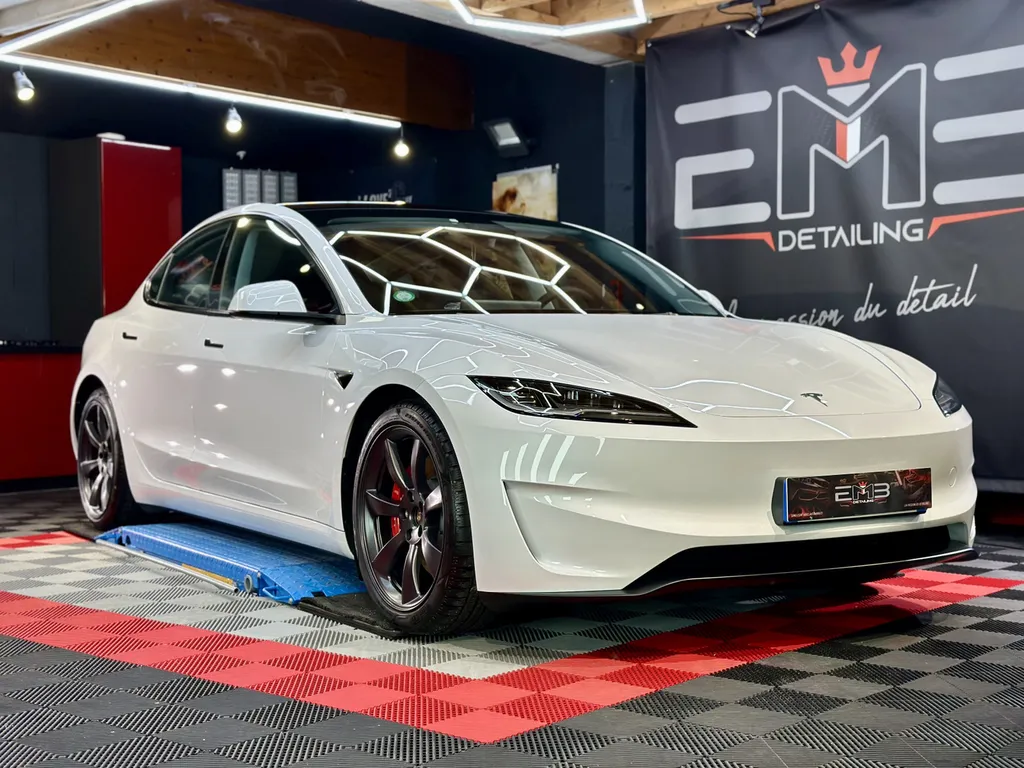 spécialiste du DETAILING sur Lyon Traitement céramique Tesla model 3 