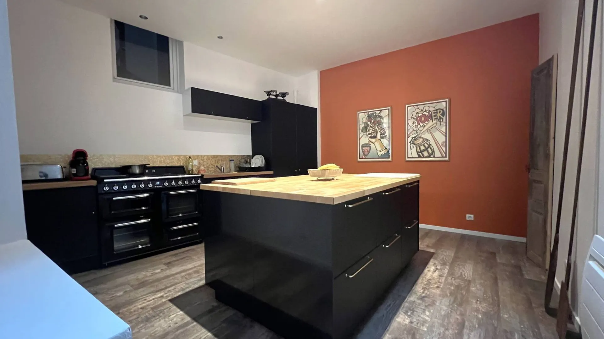 A vendre Immeuble belle époque du XVIIIème siècle, rénové entièrement d'environ 320m² en plein cœur du Tréport 76470. Composé d'un grand espace de vie en RDC et de 6 appartements