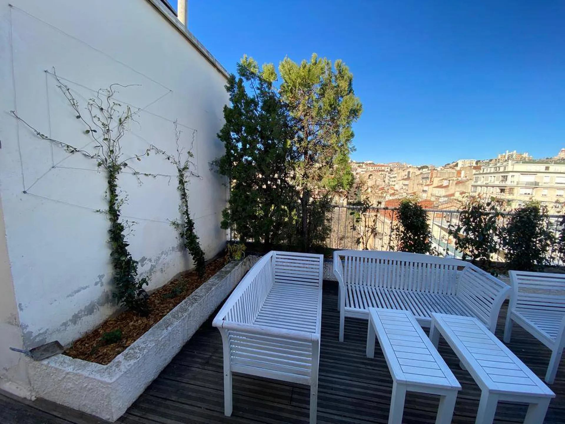 Aménagement paysager sur mesure à Aix-en-Provence 13090, avec un toit terrasse végétalisé alliant esthétique et durabilité