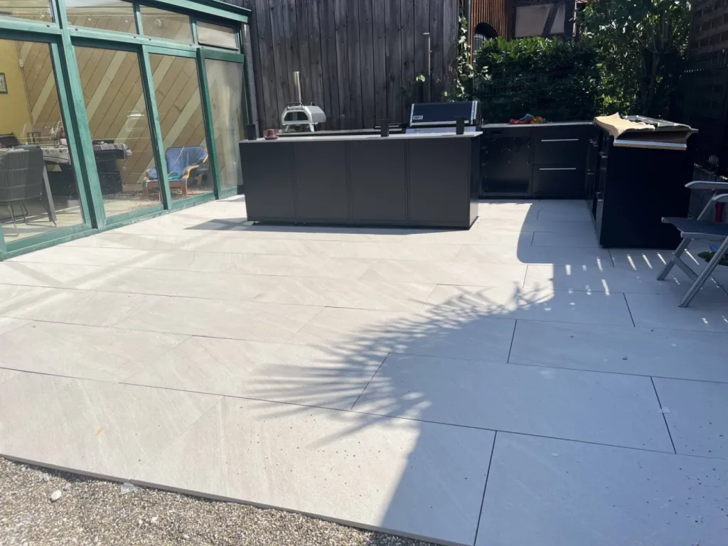 Élaboration d’une terrasse en dalles pour une maison