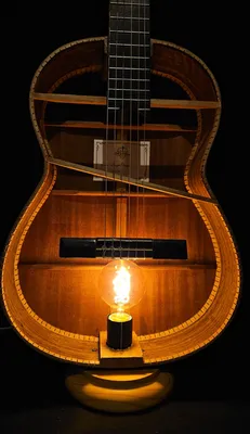 Lampe artisanale en guitare recyclée à vendre chez Côté Guitare à Sète