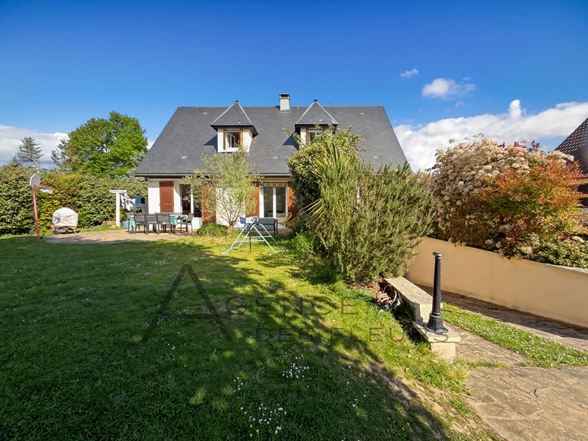 A vendre maison de 122 m² édifié sur 714 m² de terrain sur la commune de CLÉON 76410