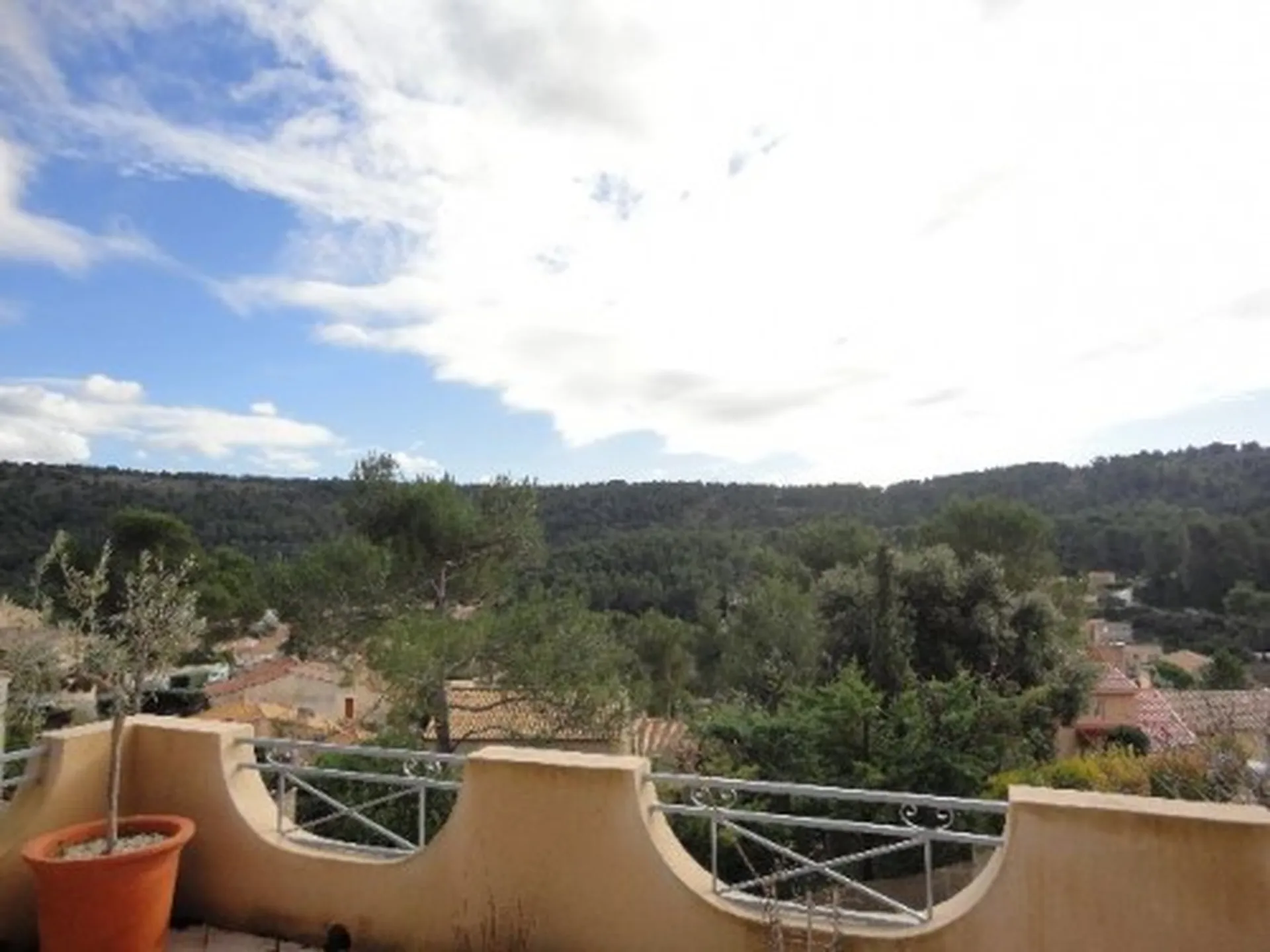 Trouver un bien 5 Carnoux lumineux avec piscine