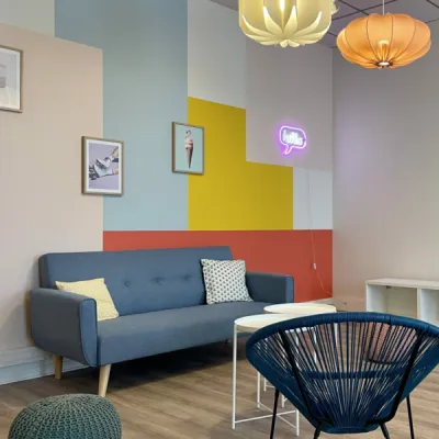 Agencement et décoration sur-mesure, créant un espace chaleureux et fonctionnel, par l’Atelier D. architecte d’intérieur à Bordeaux.