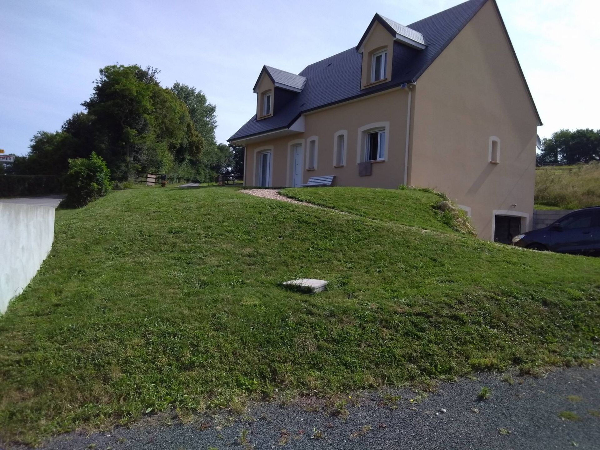 A découvrir charmante maison classée BBC et son terrain de 551 m² proche de Cambremer 14340