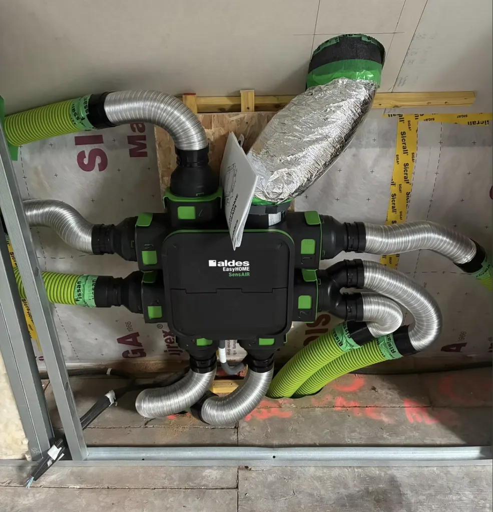 Installation d'une VMC Simple Flux Aldes EasyHome SensAIR dans une maison en rénovation à Louviers (27)