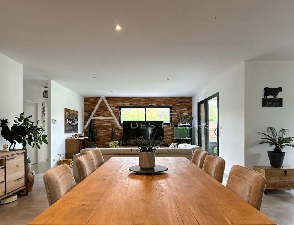 Magnifique plain-pied contemporain sur 832 m² de terrain clos.