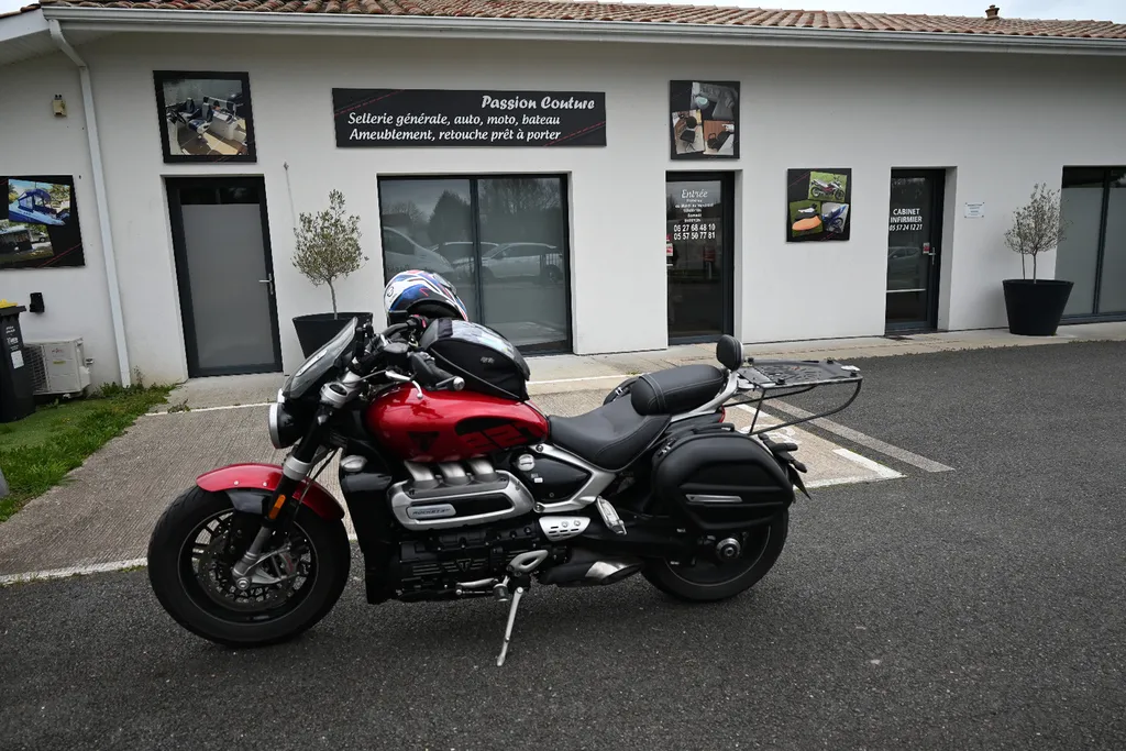 Selle moto sur mesure : confort passager optimisé et assise élargie près de Libourne
