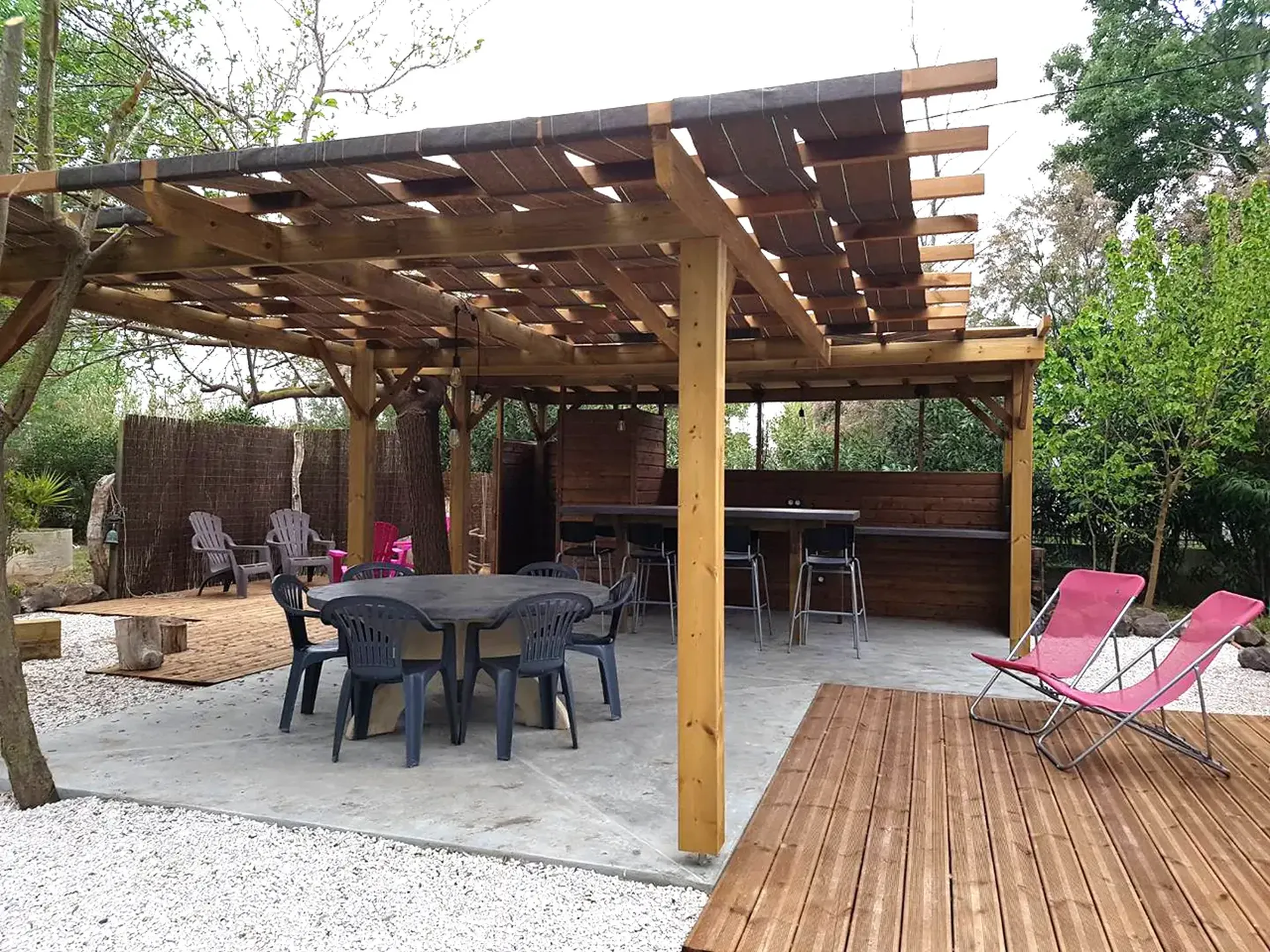 Aménagement d’une pergola en bois sur-mesure pour coin détente et repas en plein air à Agde