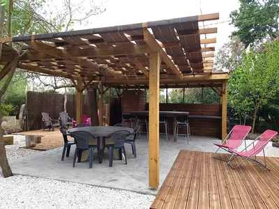 Aménagement d’une pergola en bois sur-mesure pour coin détente et repas en plein air à Agde