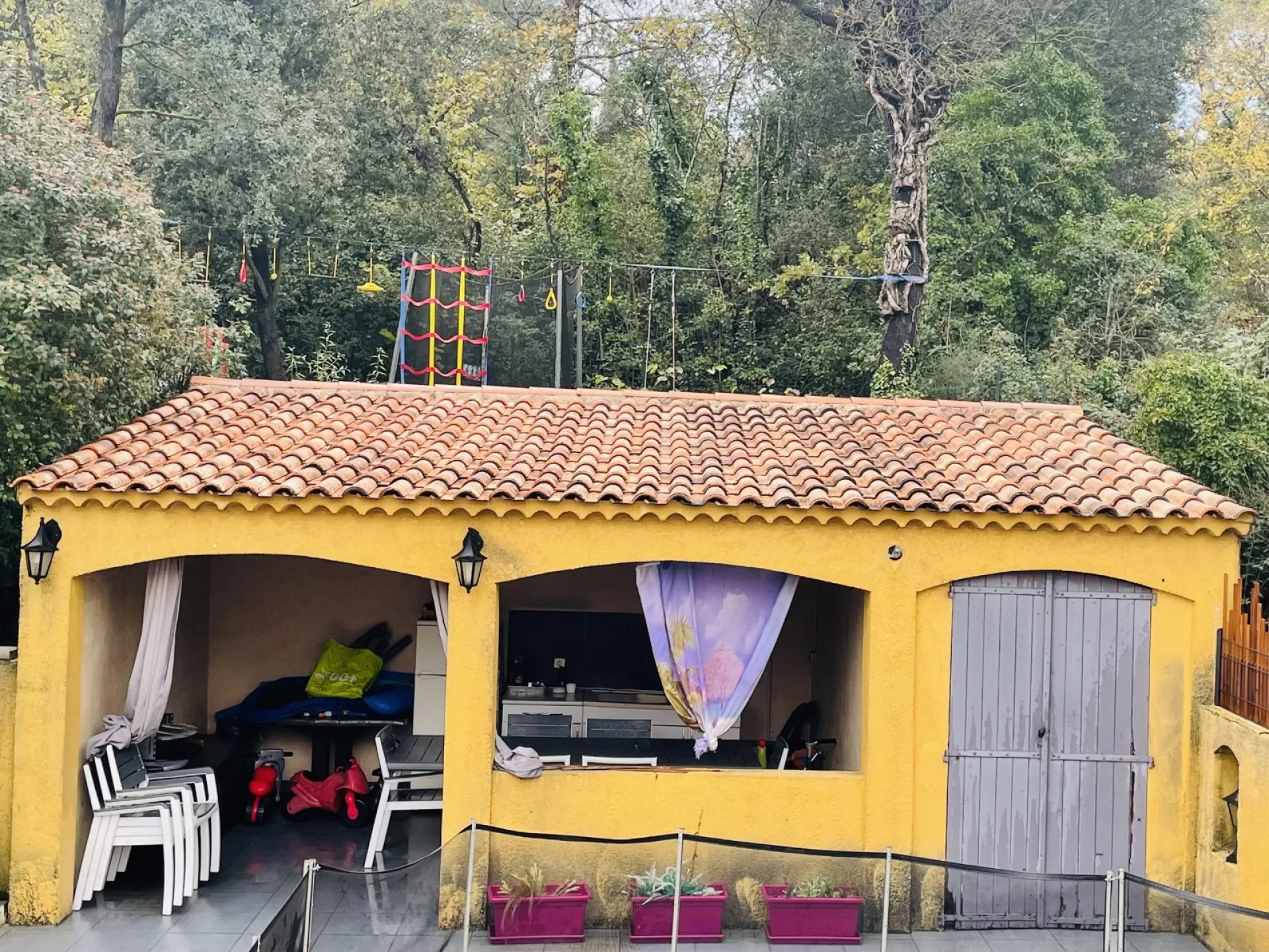 Nettoyage et traitement des tuiles mécaniques d’une maison sur Bouc Bel Air près de Aix en Provence 