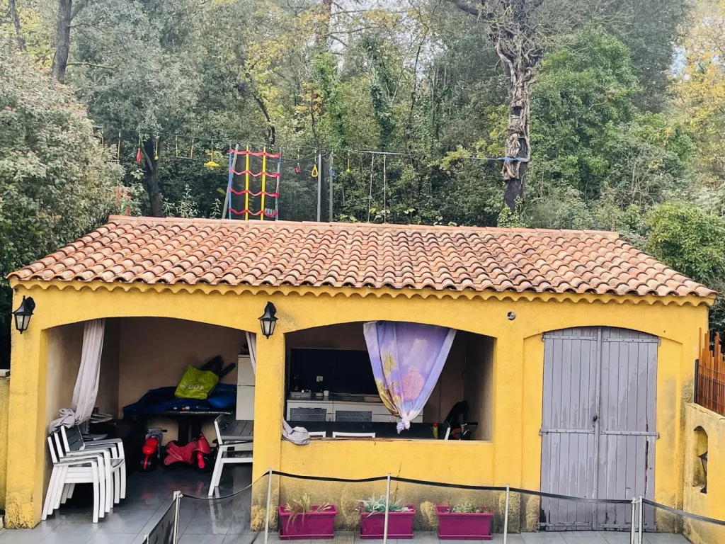Nettoyage et traitement des tuiles mécaniques d’une maison sur Bouc Bel Air près de Aix en Provence 