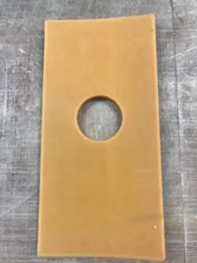 Fabrication sur mesure de joint plat rectangulaire en caoutchouc beige avec orifice circulaire pour l'industrie à Marseille
