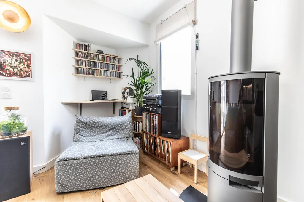 Coin lecture & poêle à bois  AKIKO ARCHITECTURE – Bègles – Recréation d’un espace cocon Une alcôve a été aménagée en coin lecture avec banquette intégrée, bibliothèque et poêle à bois. Une composition pensée pour maximiser le confort tout en conservant un